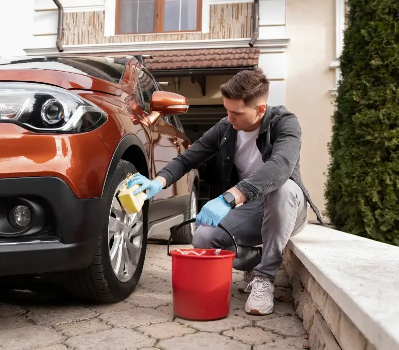 Lavage auto à domicile Landigou : professionnel intervenant sur un véhicule